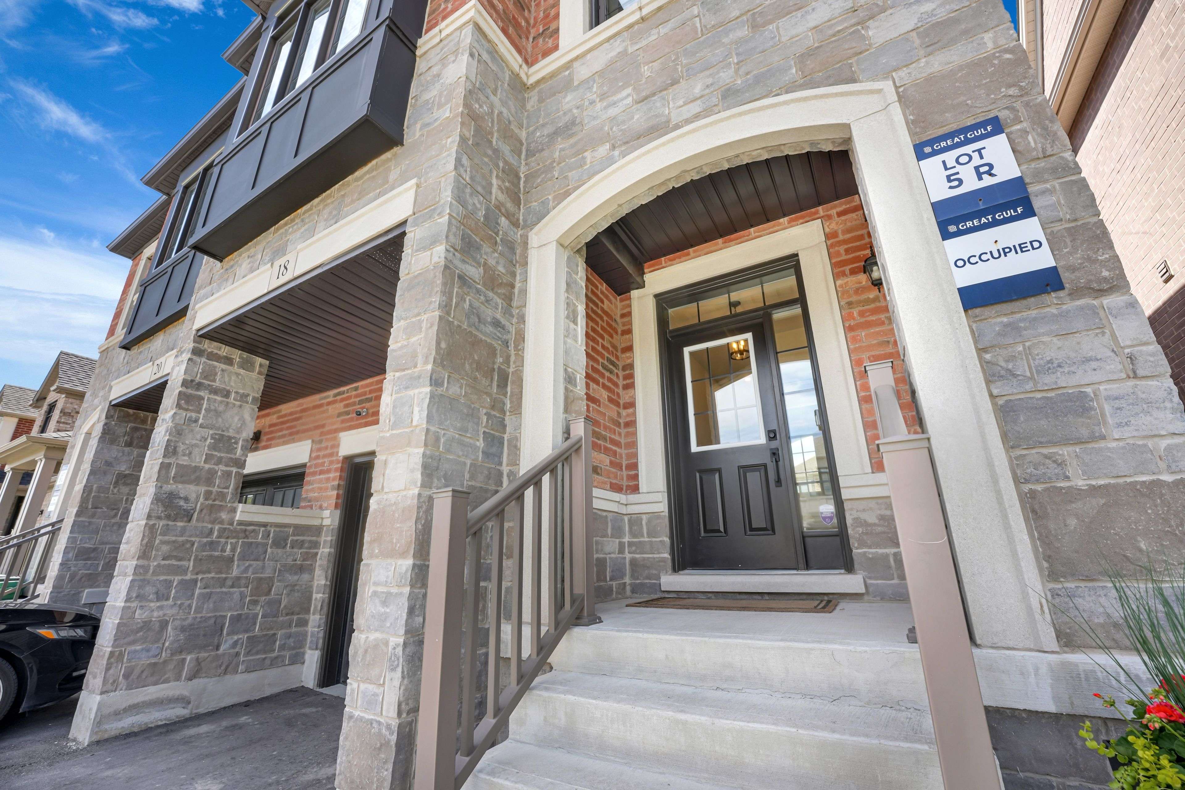 Brampton, ON L6Y 6J4,18 Quinton RDG