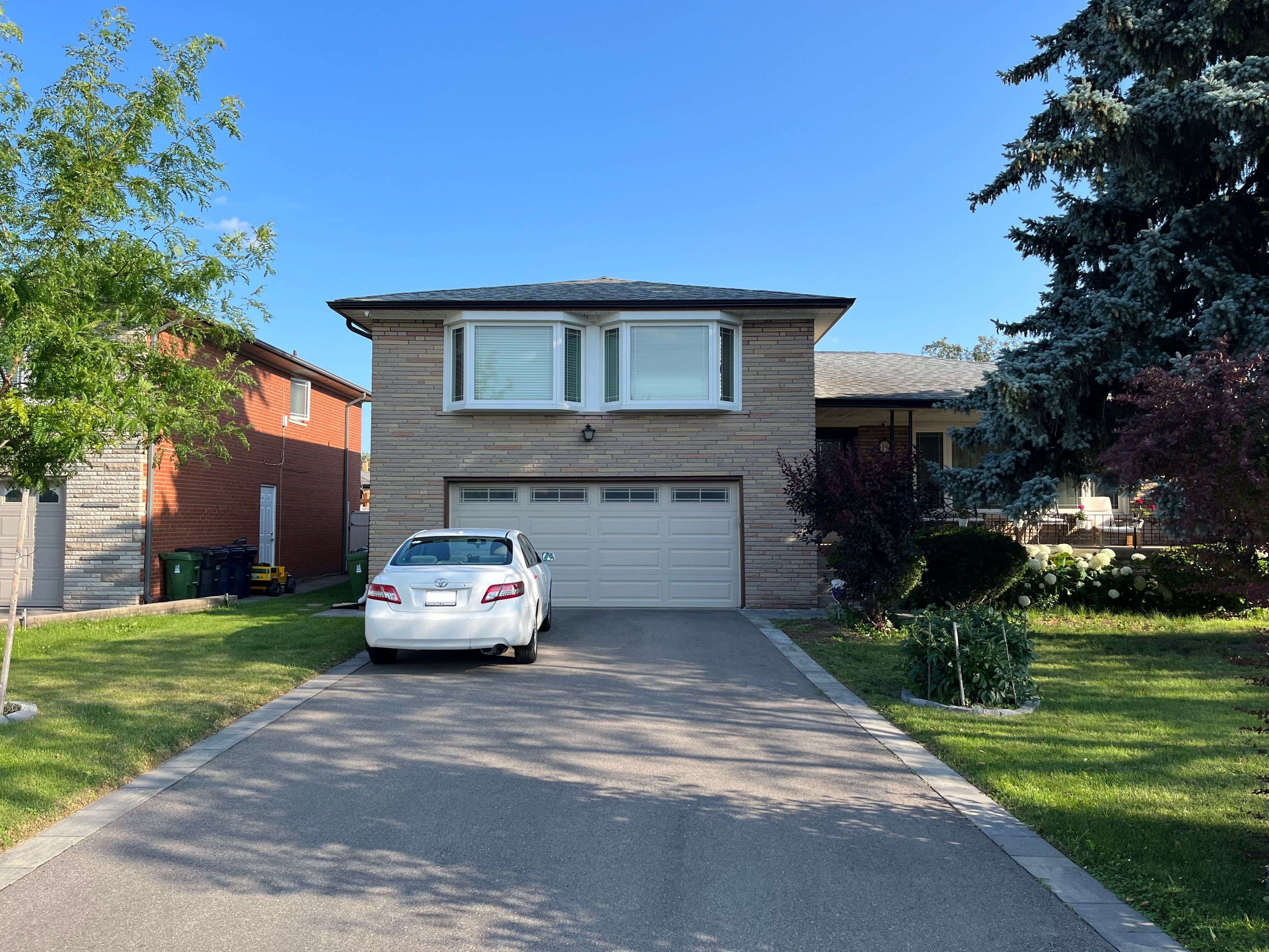 19 Lilywood RD #Lower, Toronto W04, ON M6B 1V5