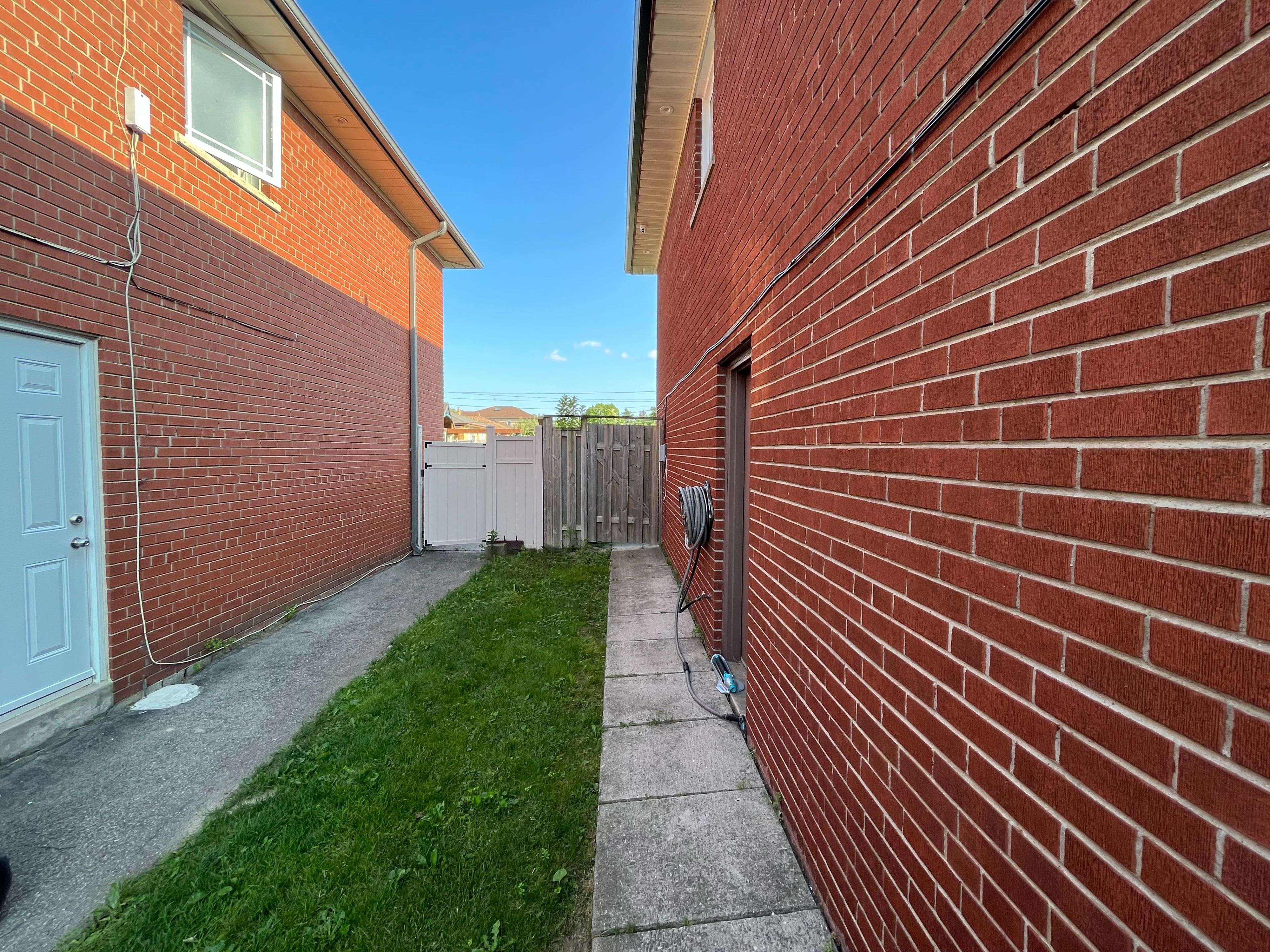 Toronto W04, ON M6B 1V5,19 Lilywood RD #Lower