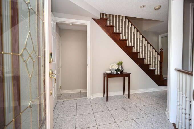 Mississauga, ON L5N 7H4,7019 Graydon CT