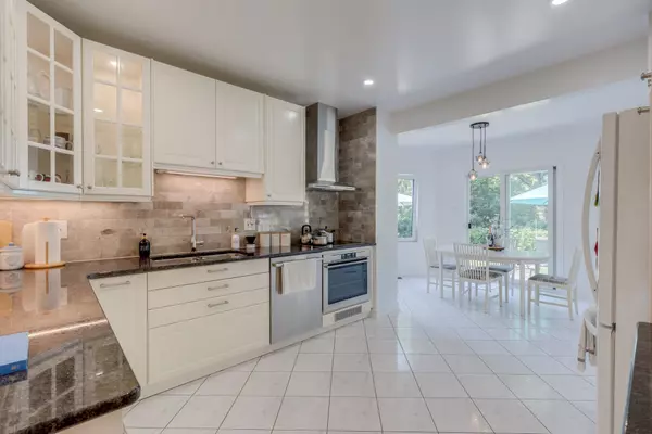 Oakville, ON L6H 4G4,1482 QUEENSBURY CRES