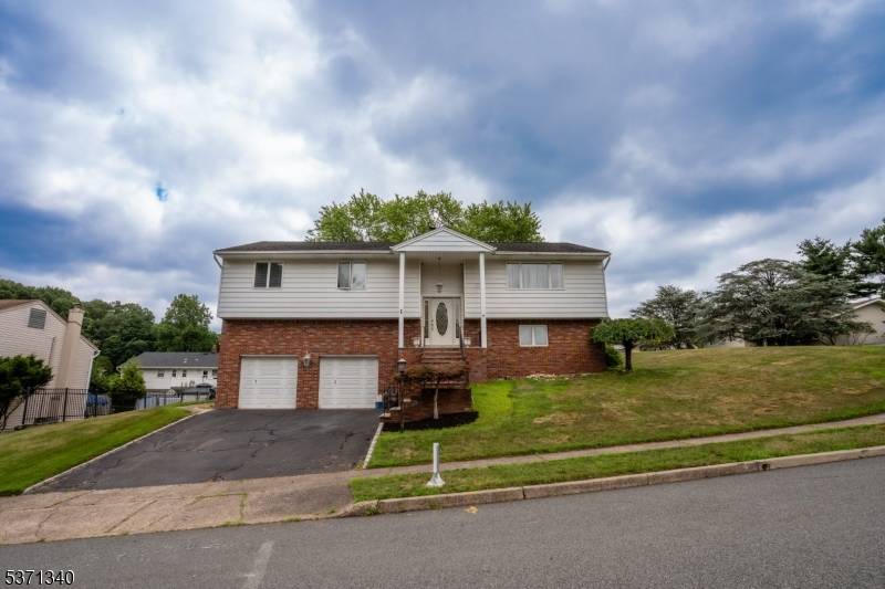 1 Borrego Dr, Woodland Park, NJ 07424