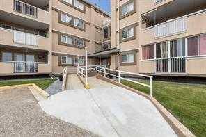 Medicine Hat, AB T1B 4E8,22 Park Meadows DR Southeast #202