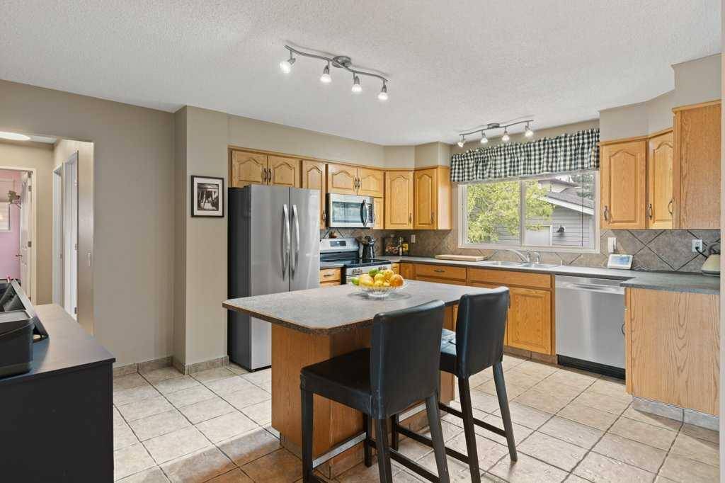 Calgary, AB T2W 3B9,131 Bracewood RD Southwest