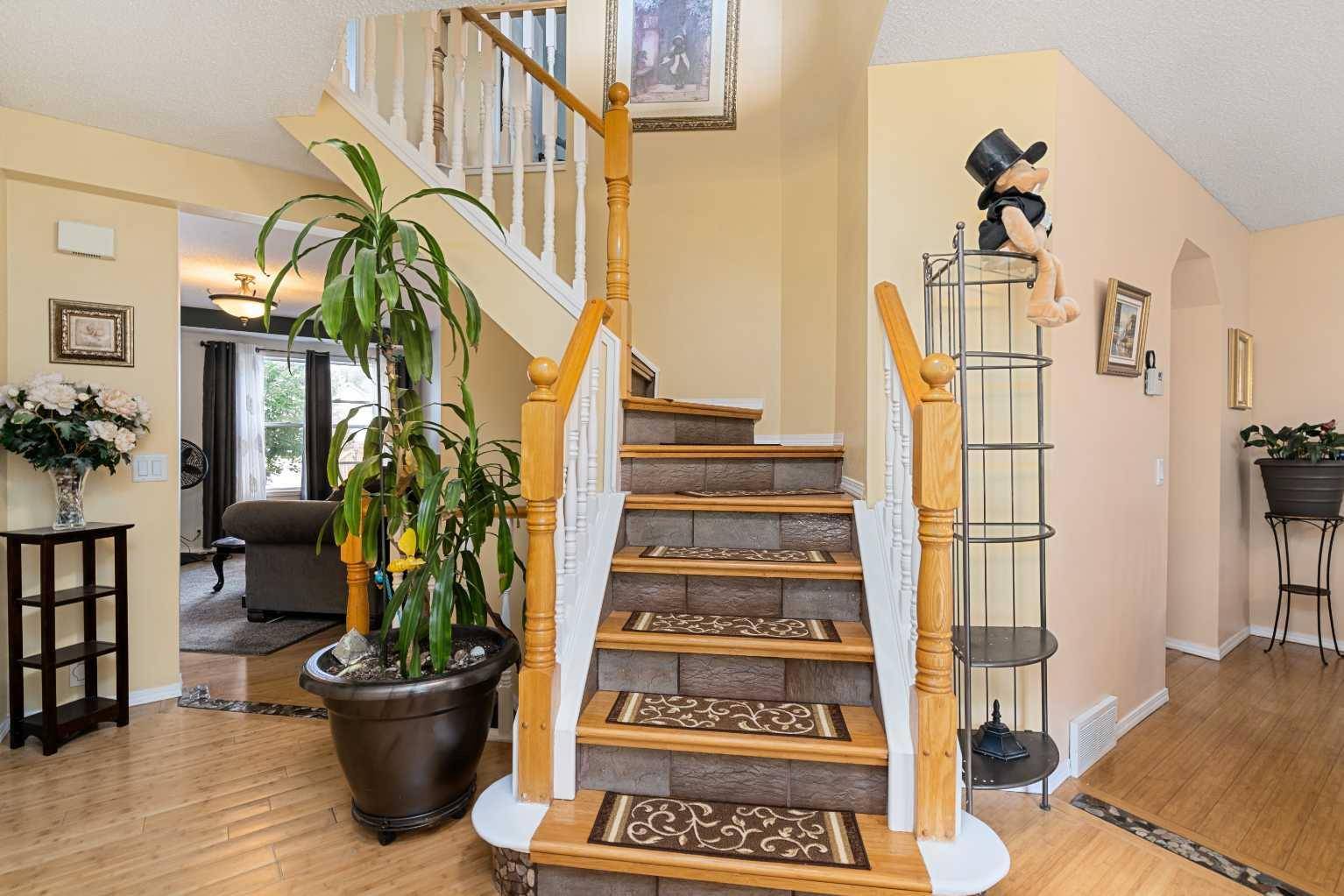Calgary, AB T2Z 2S5,180 Mt Allan CIR SE