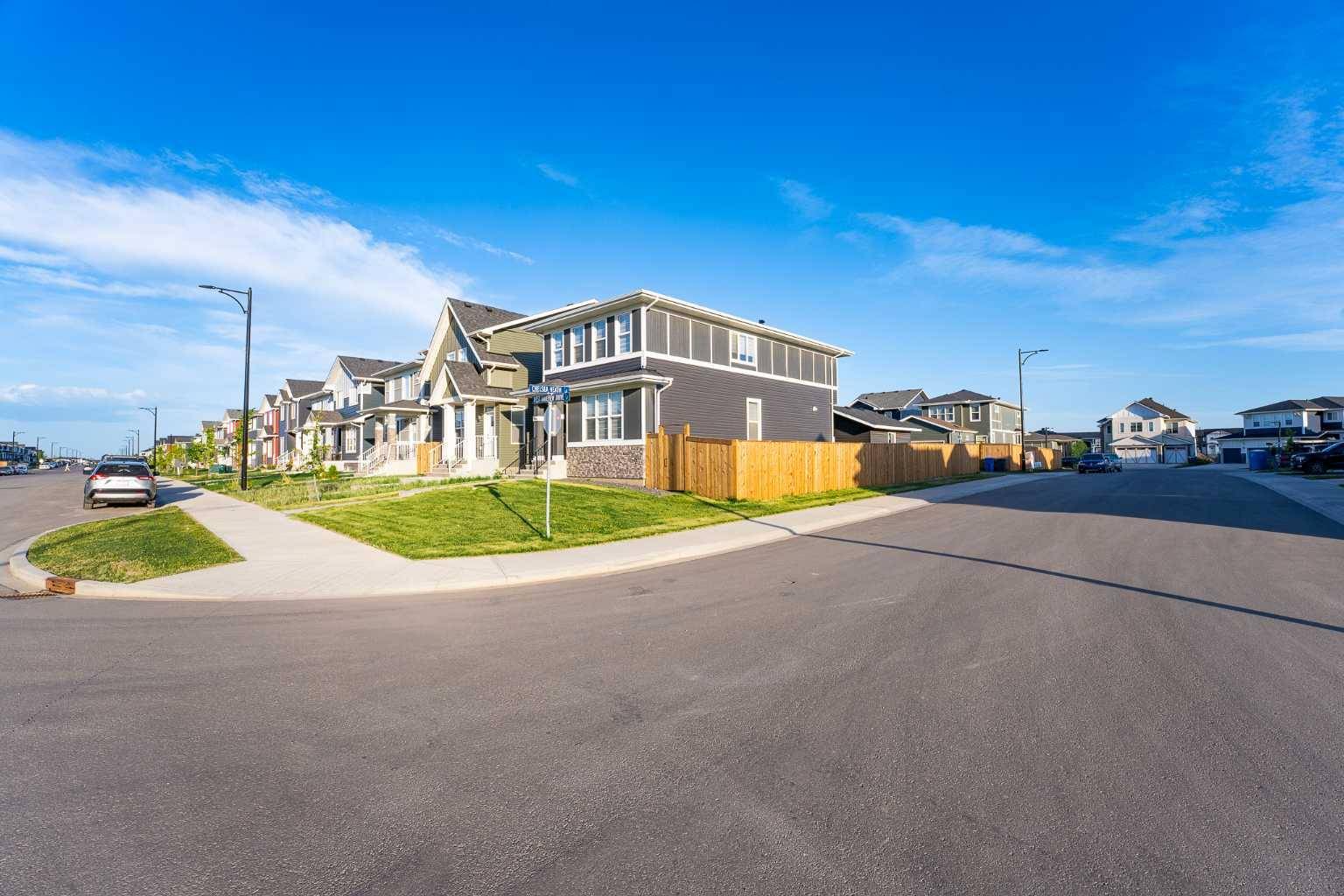Chestermere, AB T1X 2N4,956 West Lakeview DR