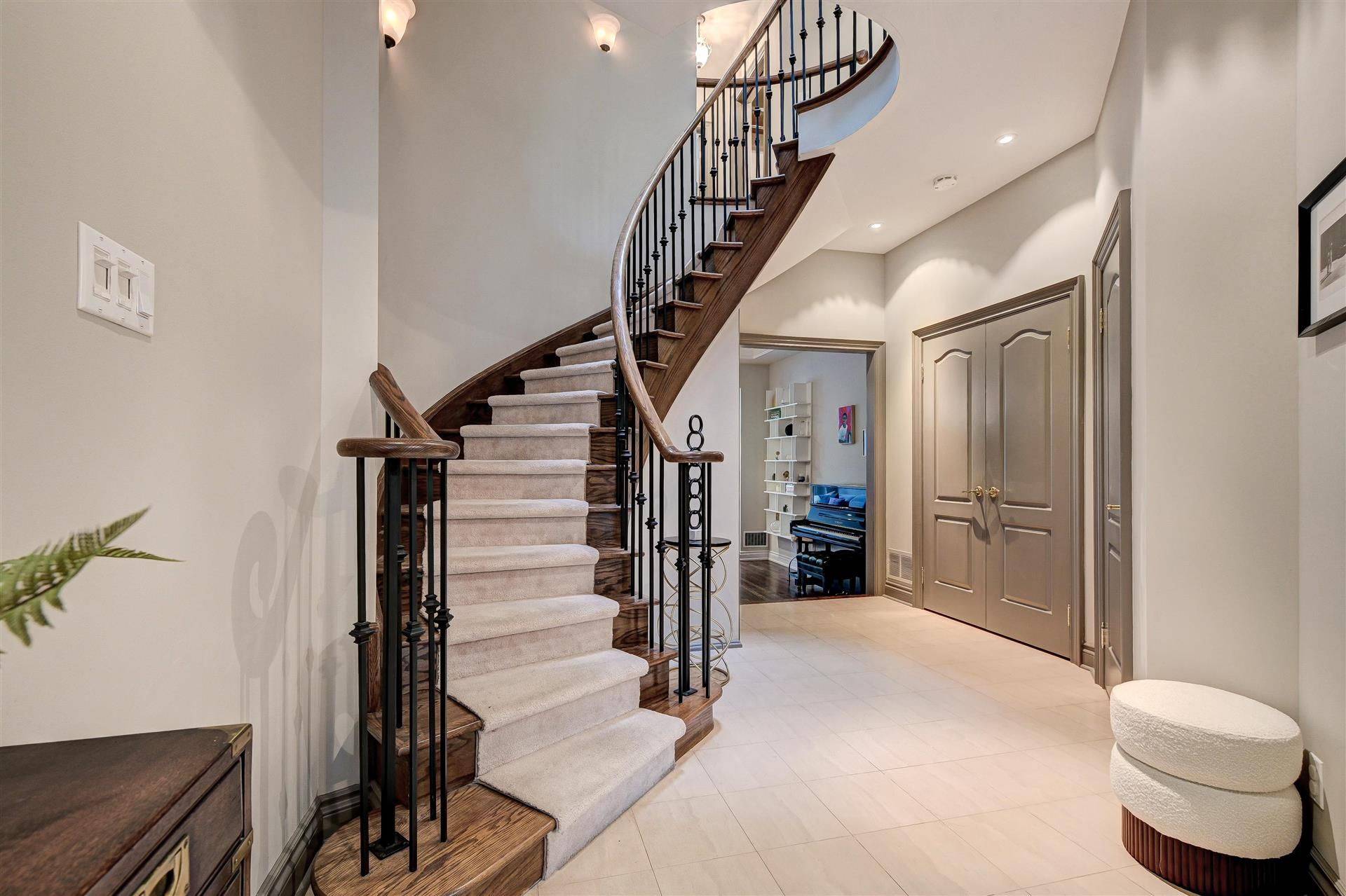 Toronto C02, ON M4V 1J5,13 Balmoral AVE