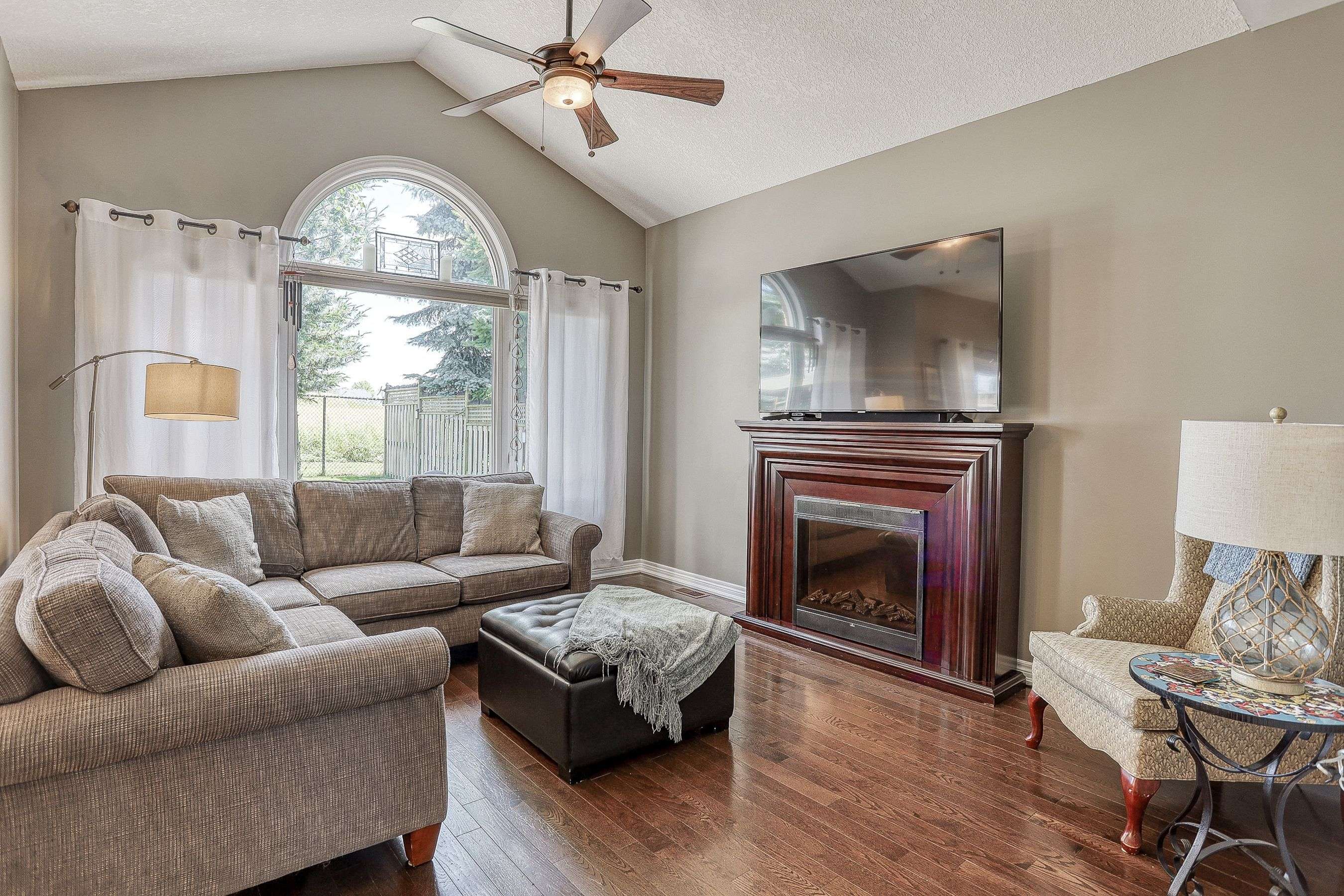 Oshawa, ON L1K 0B8,1152 Glenbourne DR