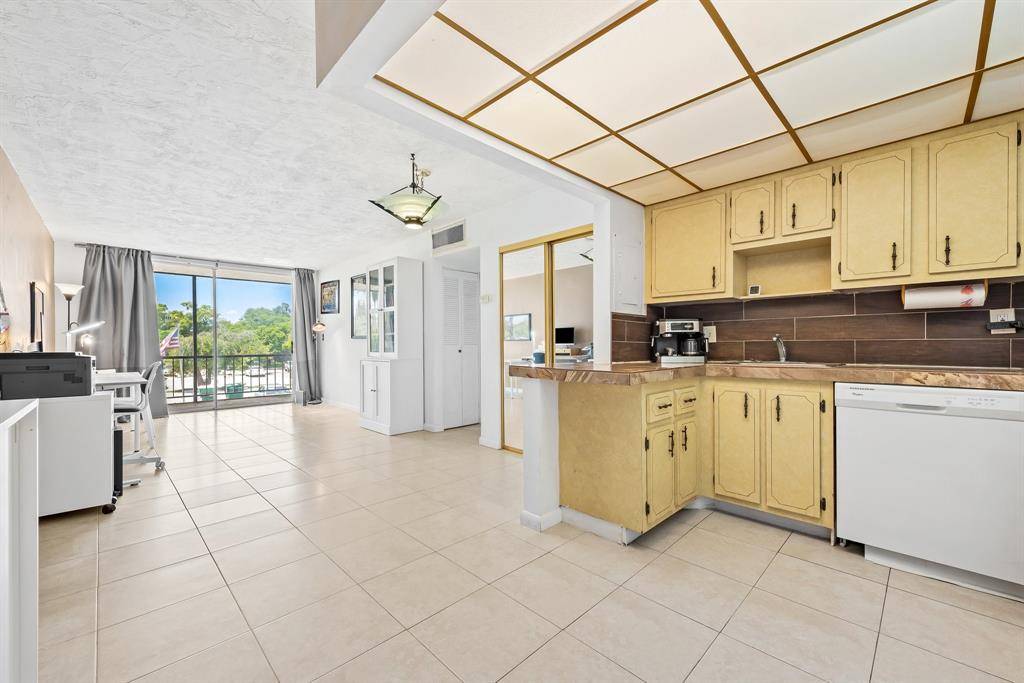 Plantation, FL 33313,7100 NW 17th St #218