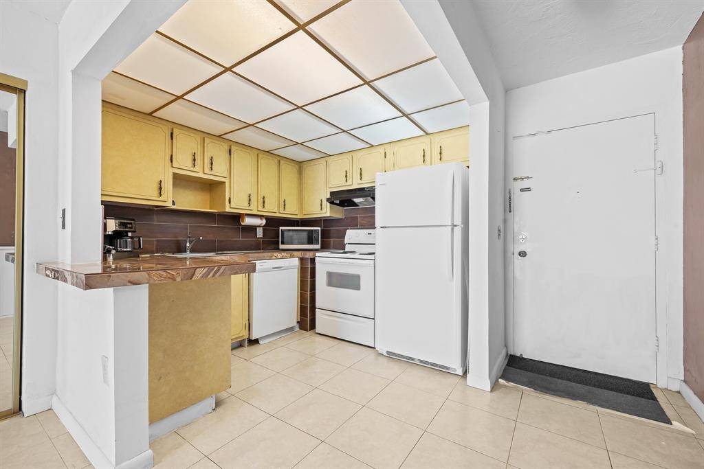Plantation, FL 33313,7100 NW 17th St #218