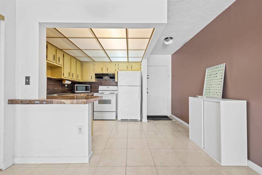 Plantation, FL 33313,7100 NW 17th St #218