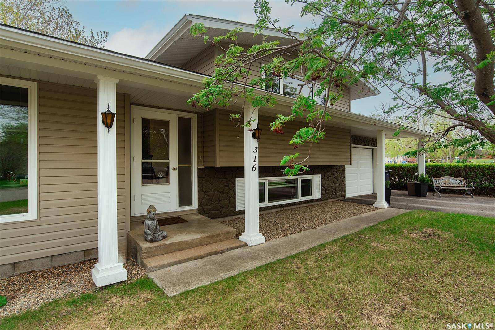 Wynyard, SK S0A 4T0,316 8th STREET E