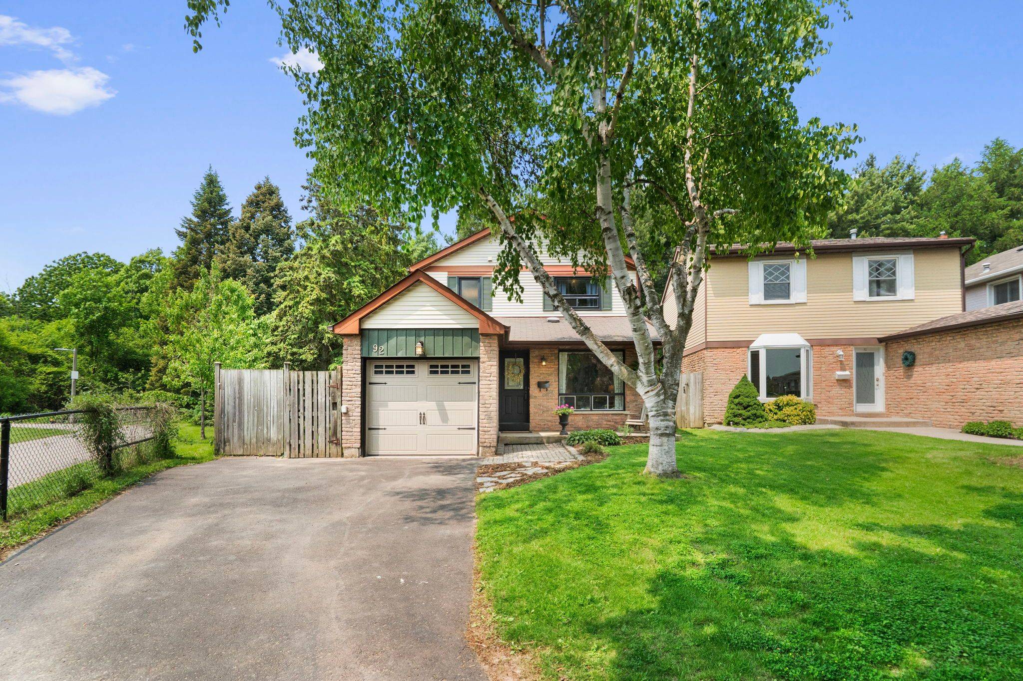 Brampton, ON L6Z 1N8,92 Rawling CRES
