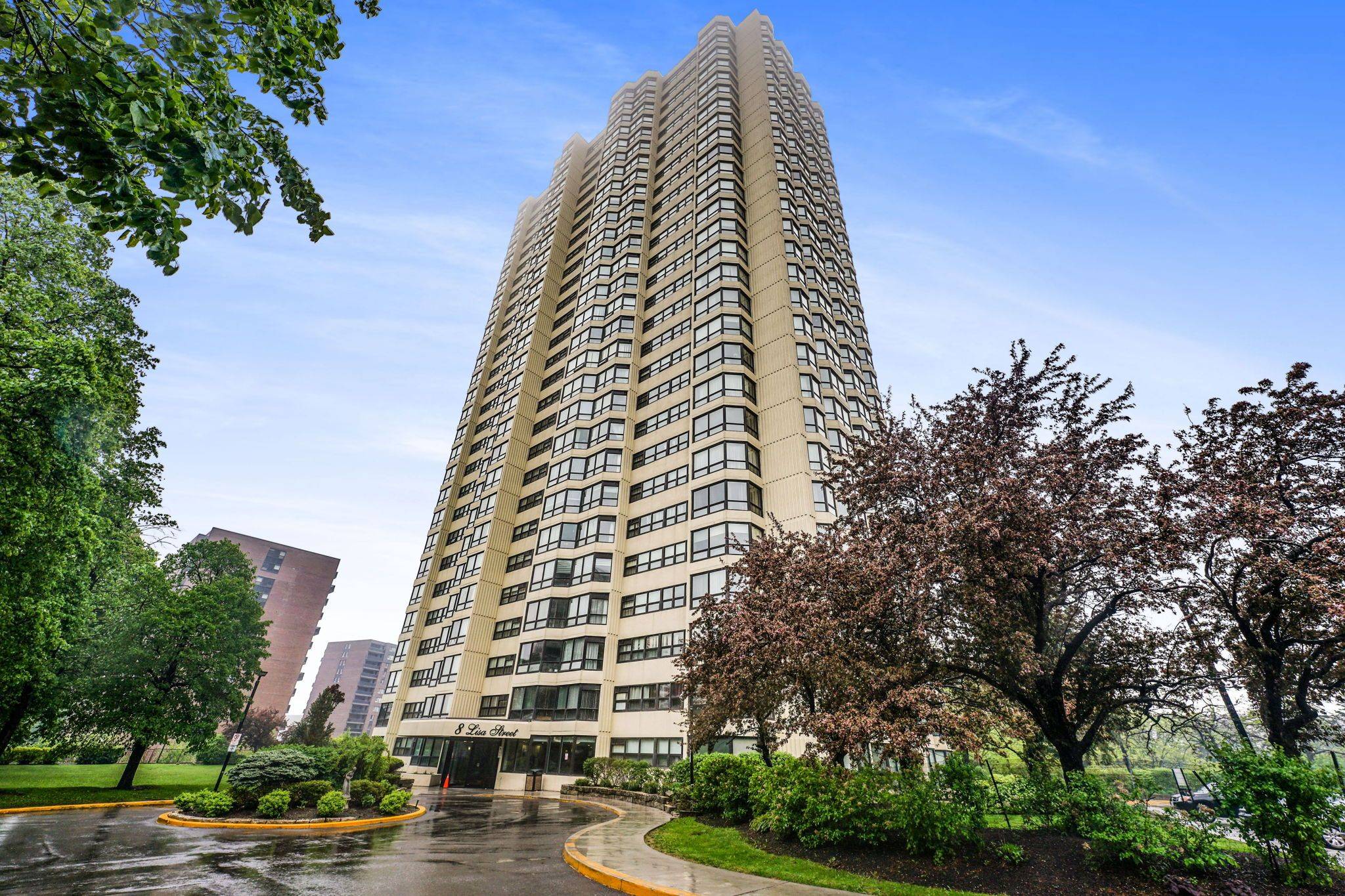8 Lisa ST #1702, Brampton, ON L6T 4S6