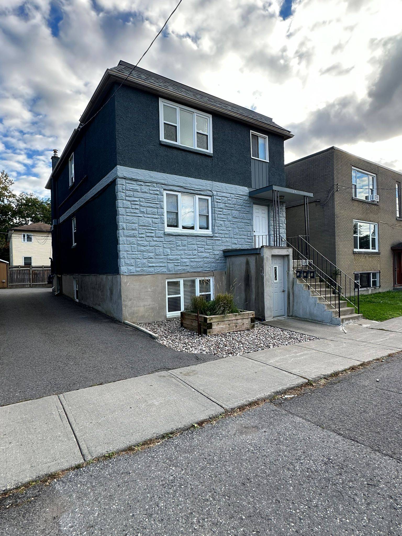 214 CARILLON ST, Vanier And Kingsview Park, ON K1L 5X8