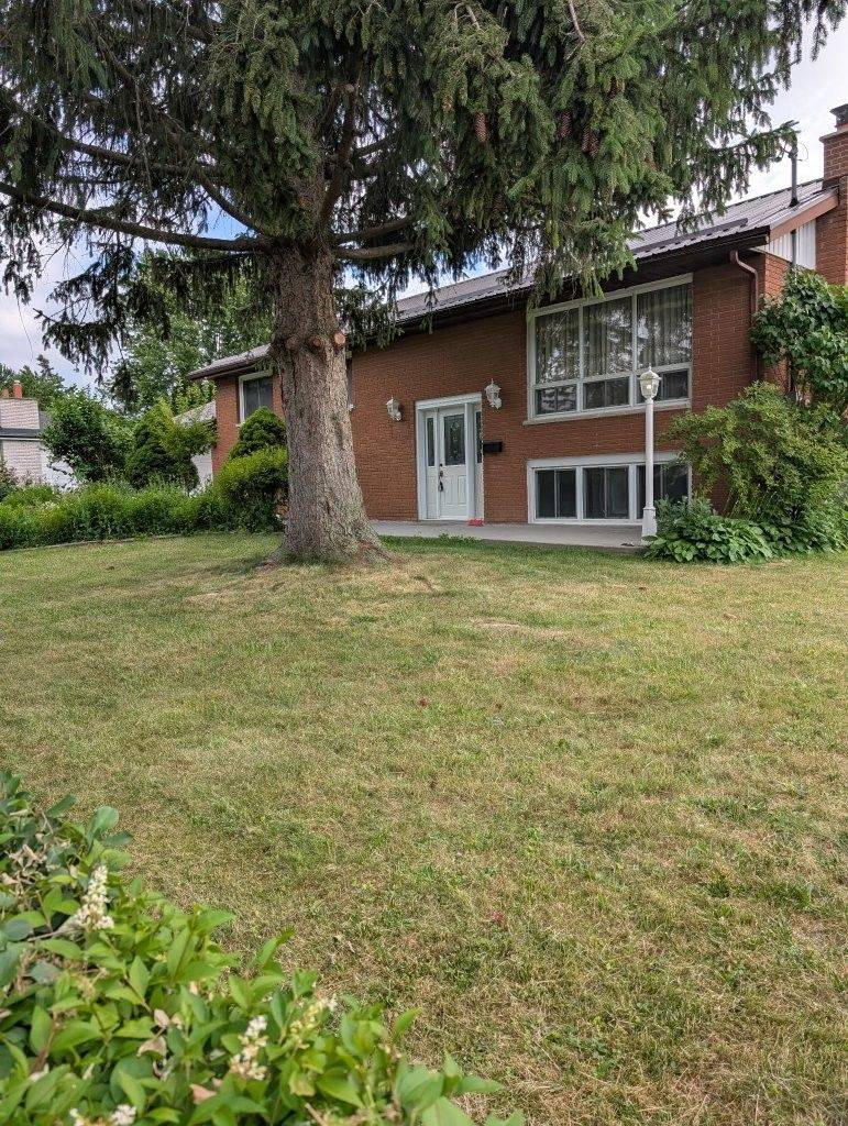 Quinte West, ON K8R 1B8,181 Colonial RD #Upper