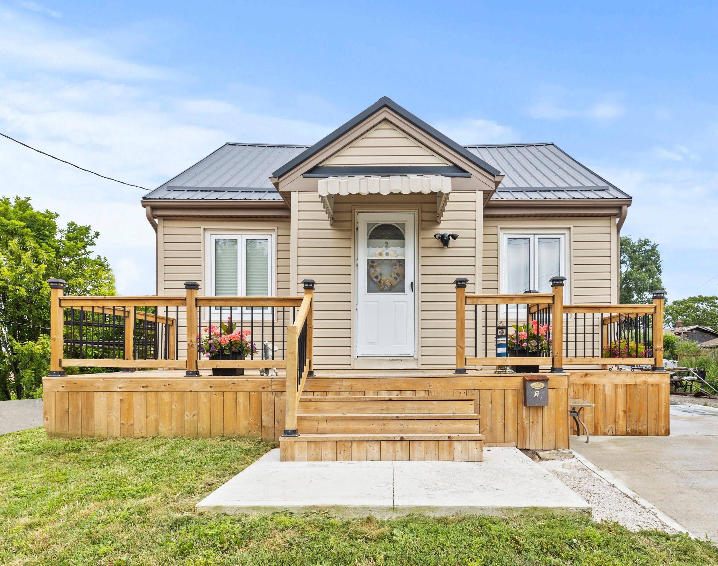2 Antwerp ST, St. Catharines, ON L2S 1J8