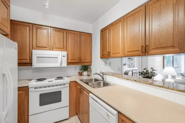 Toronto C11, ON M4G 4K2,1801 Bayview AVE #308