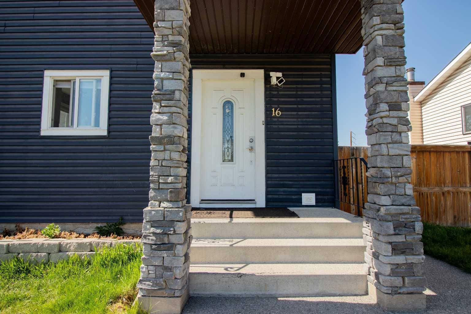 Calgary, AB T3J 1R2,16 Castlebrook RD NE