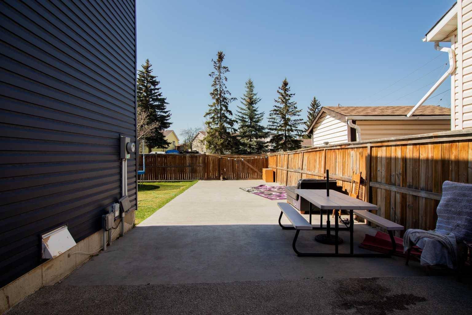 Calgary, AB T3J 1R2,16 Castlebrook RD NE
