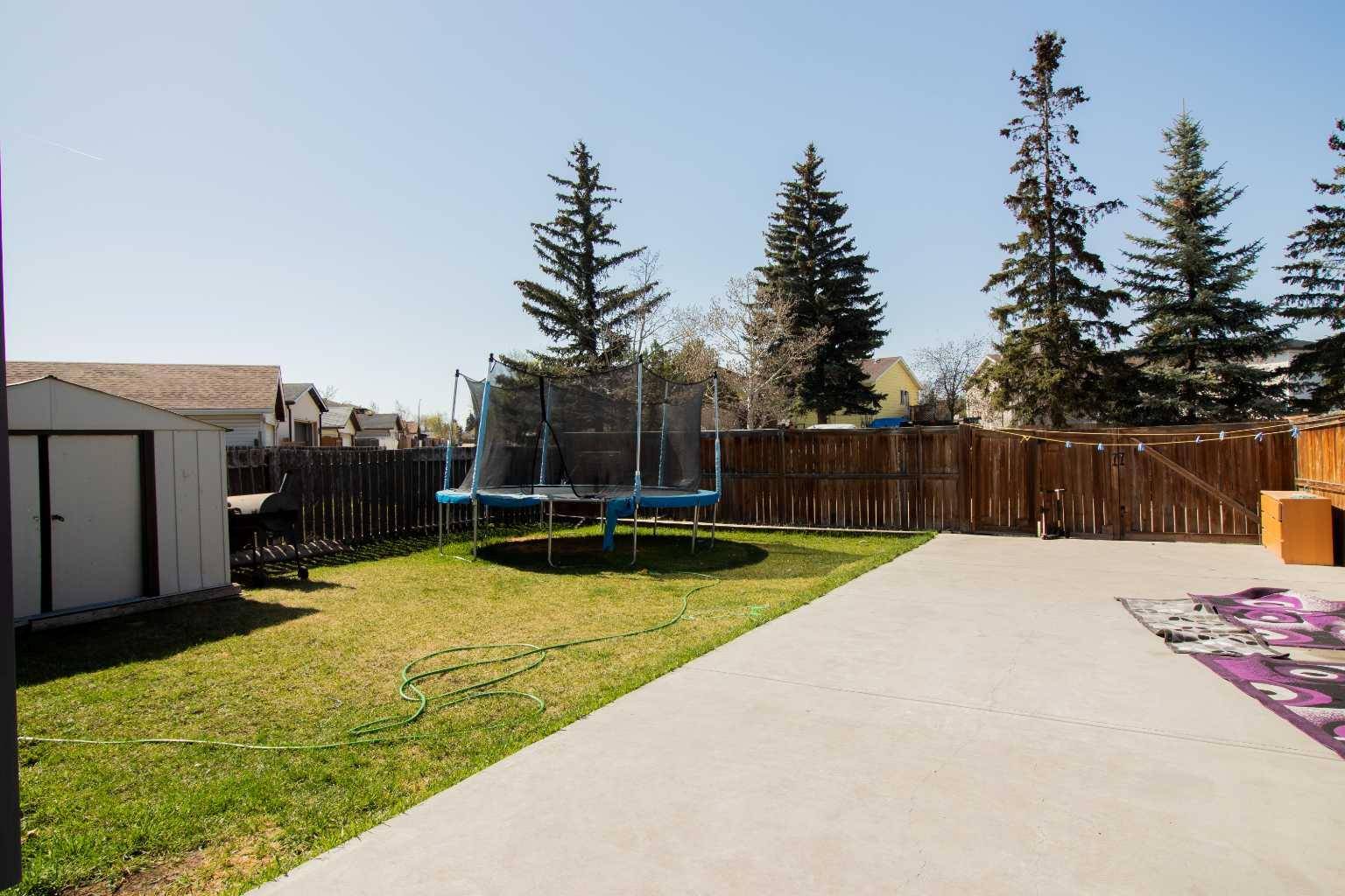 Calgary, AB T3J 1R2,16 Castlebrook RD NE