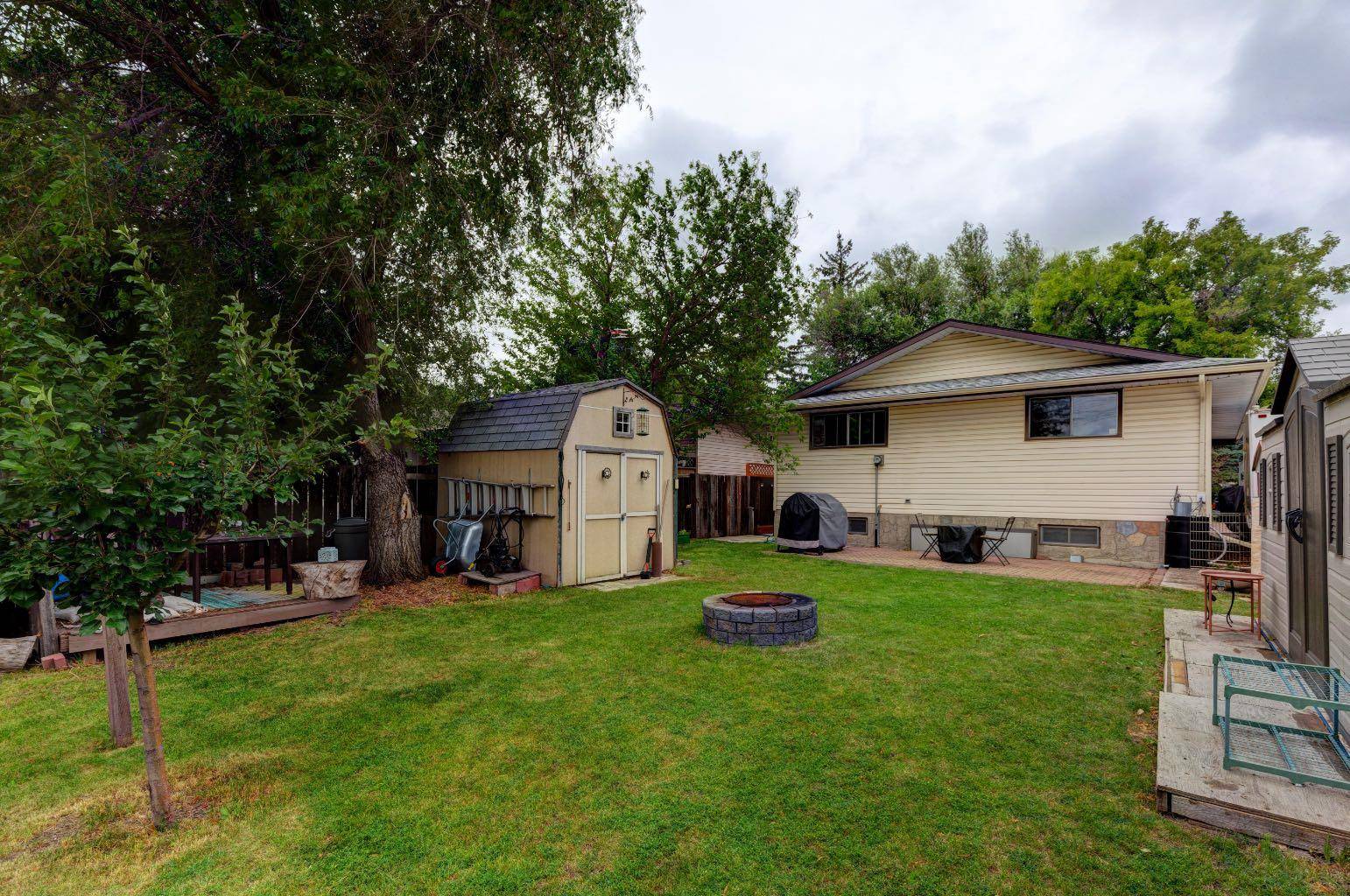 Calgary, AB T2W 1W7,628 Cantrell DR Southwest