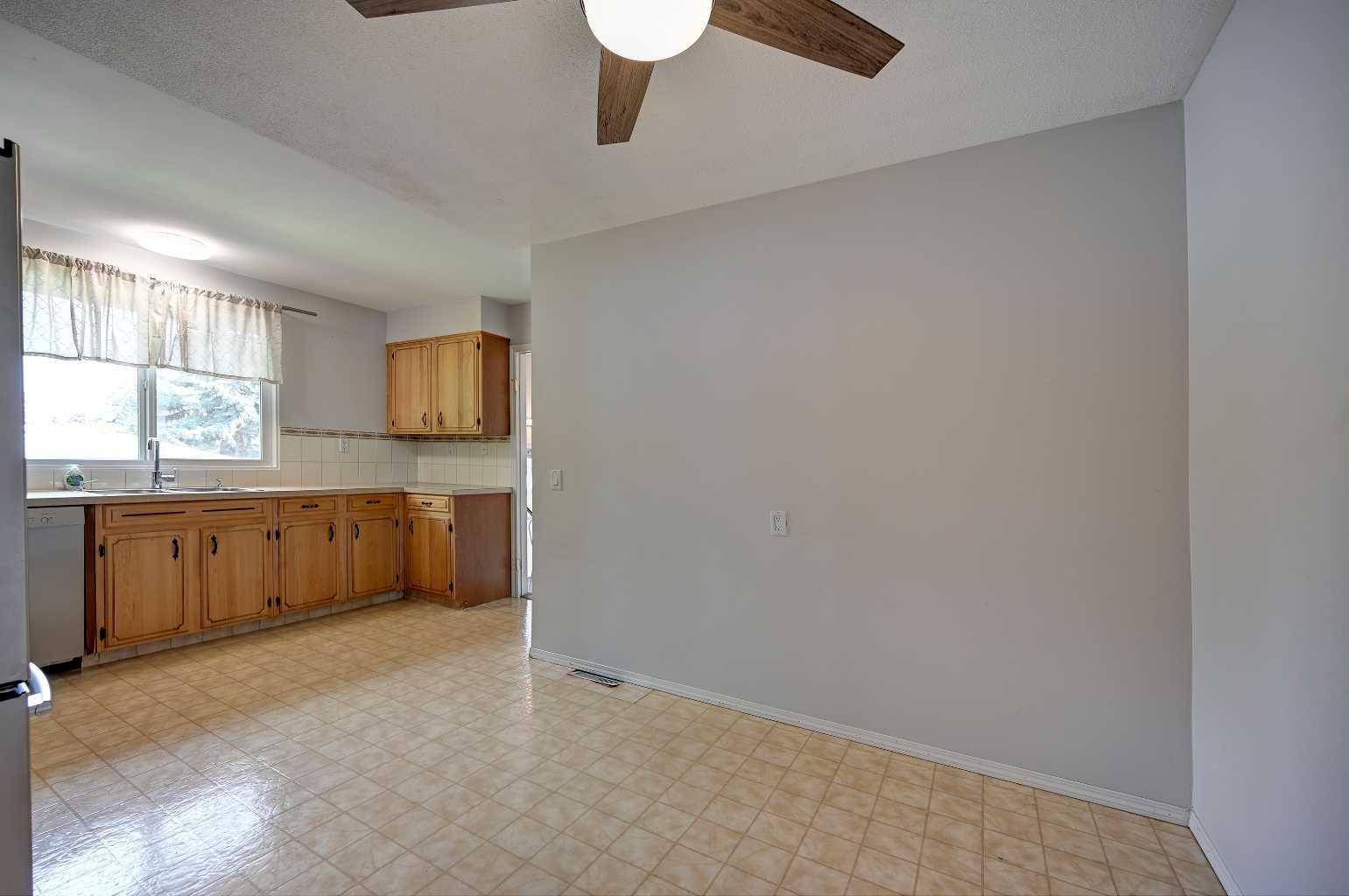 Calgary, AB T2W 1L7,1004 Cantabrian DR SW