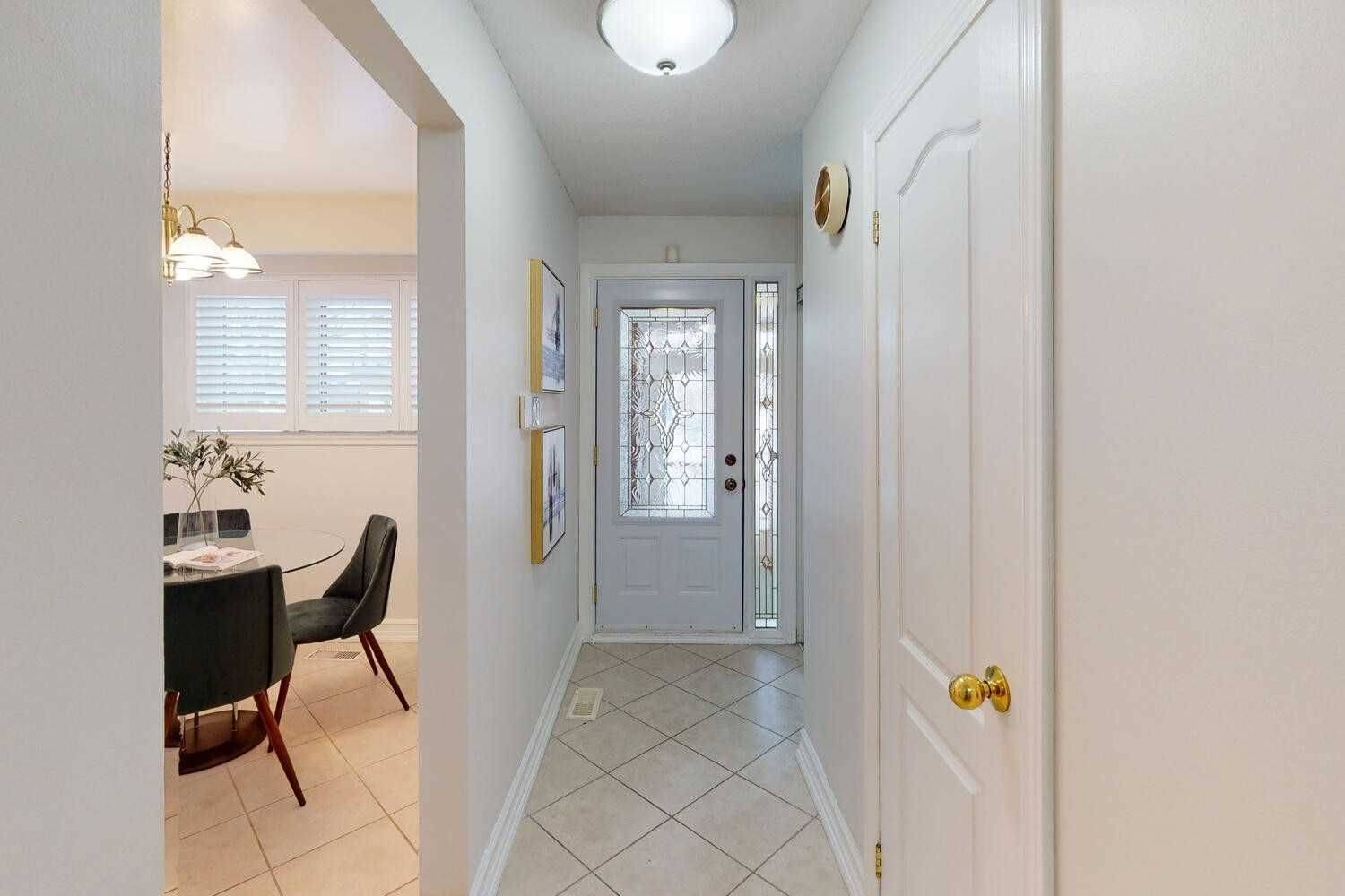 Toronto E11, ON M1B 1Y7,115 Littleleaf DR