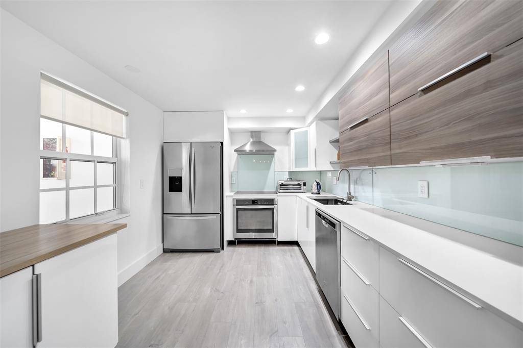 3611 Oaks Clubhouse Dr #203, Pompano Beach, FL 33069