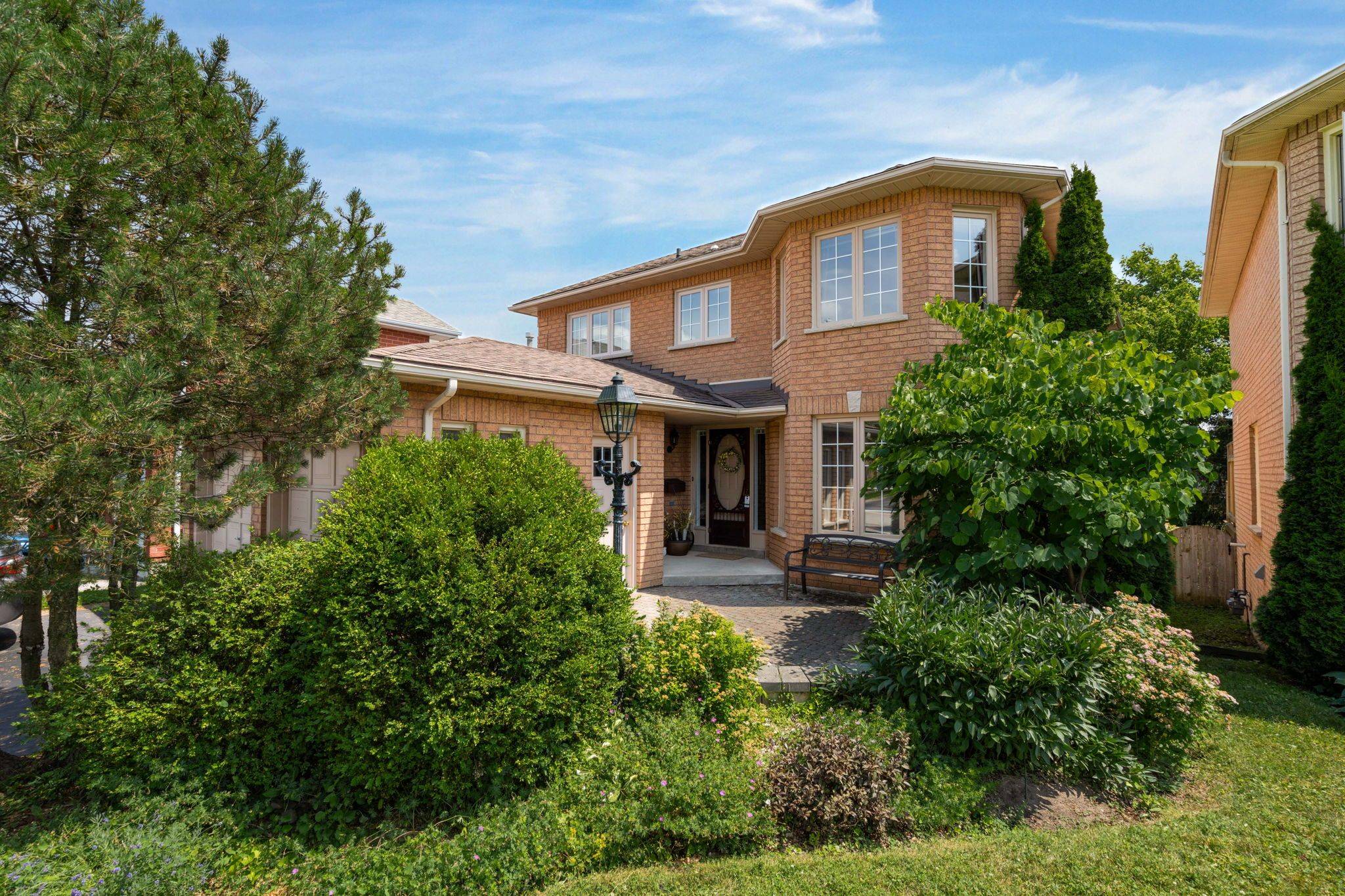 47 Finlay RD, Barrie, ON L4N 7T7