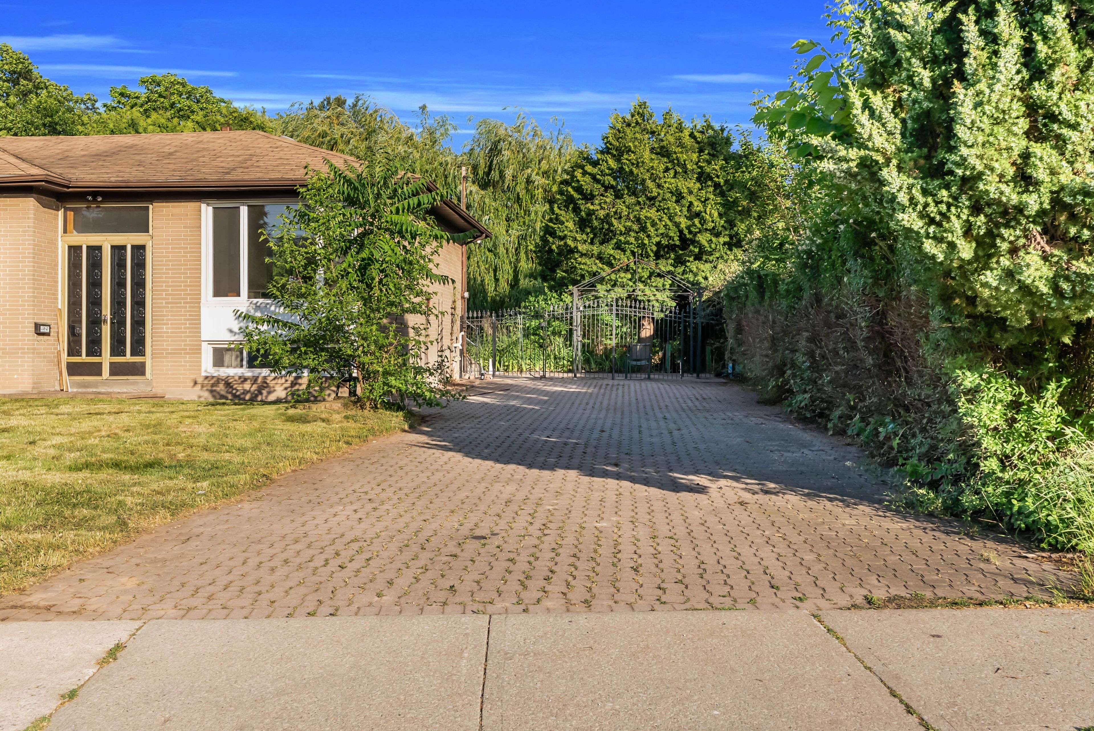 Oakville, ON L6L 1Z5,1398 Rebecca ST