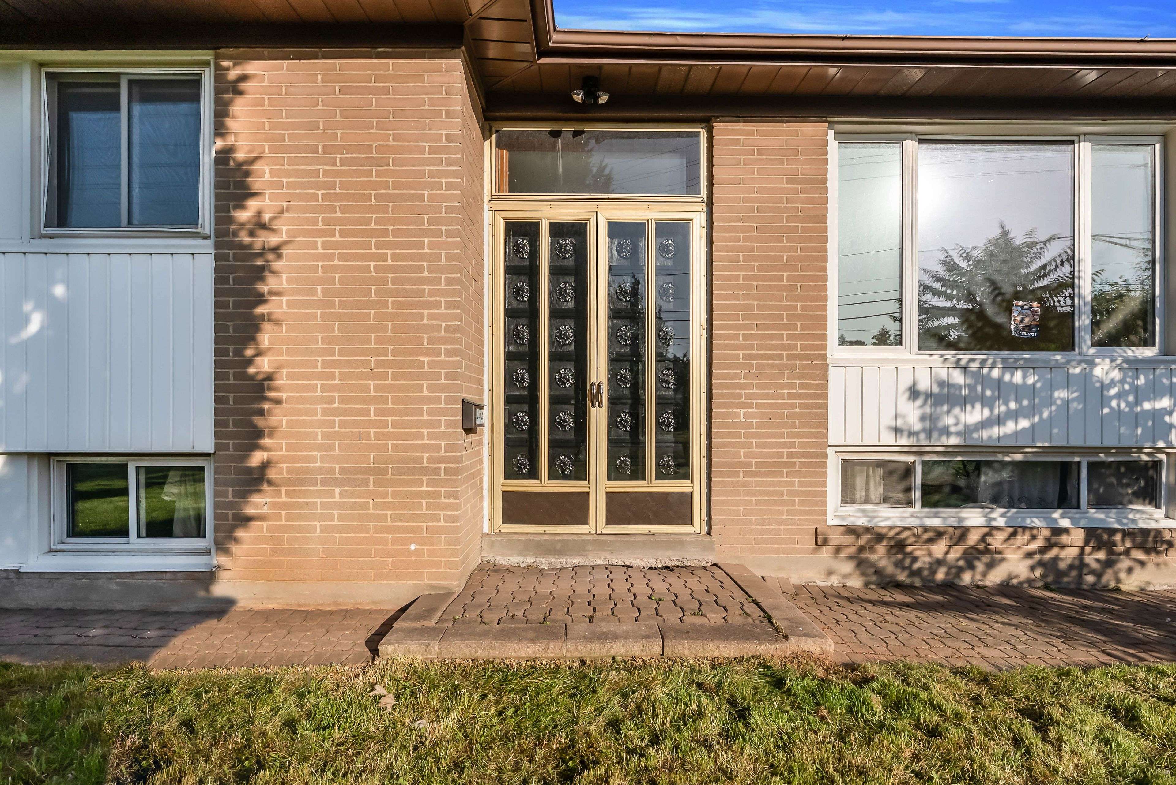 Oakville, ON L6L 1Z5,1398 Rebecca ST