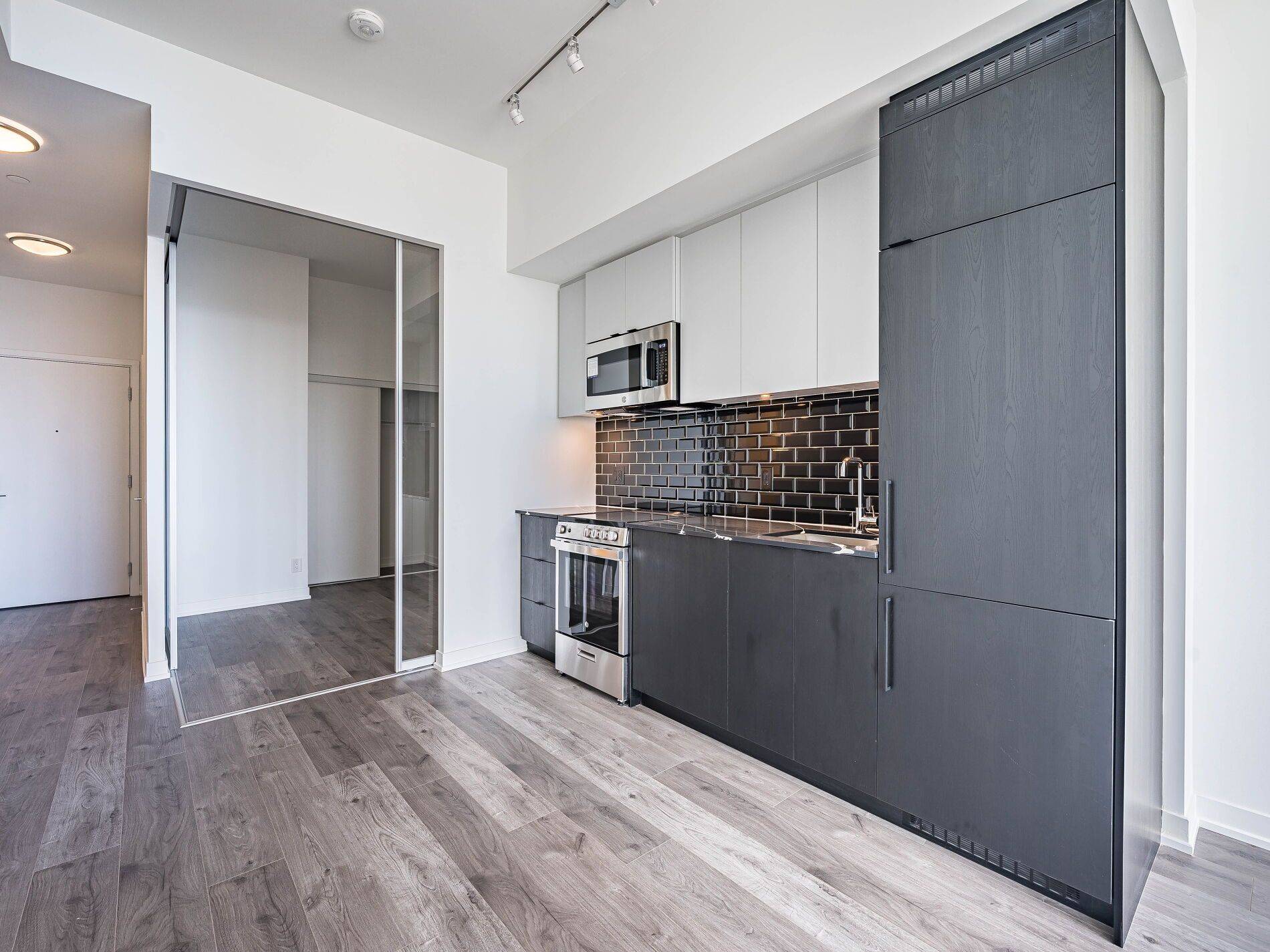 Toronto W01, ON M6K 0J2,285 Dufferin ST #1115