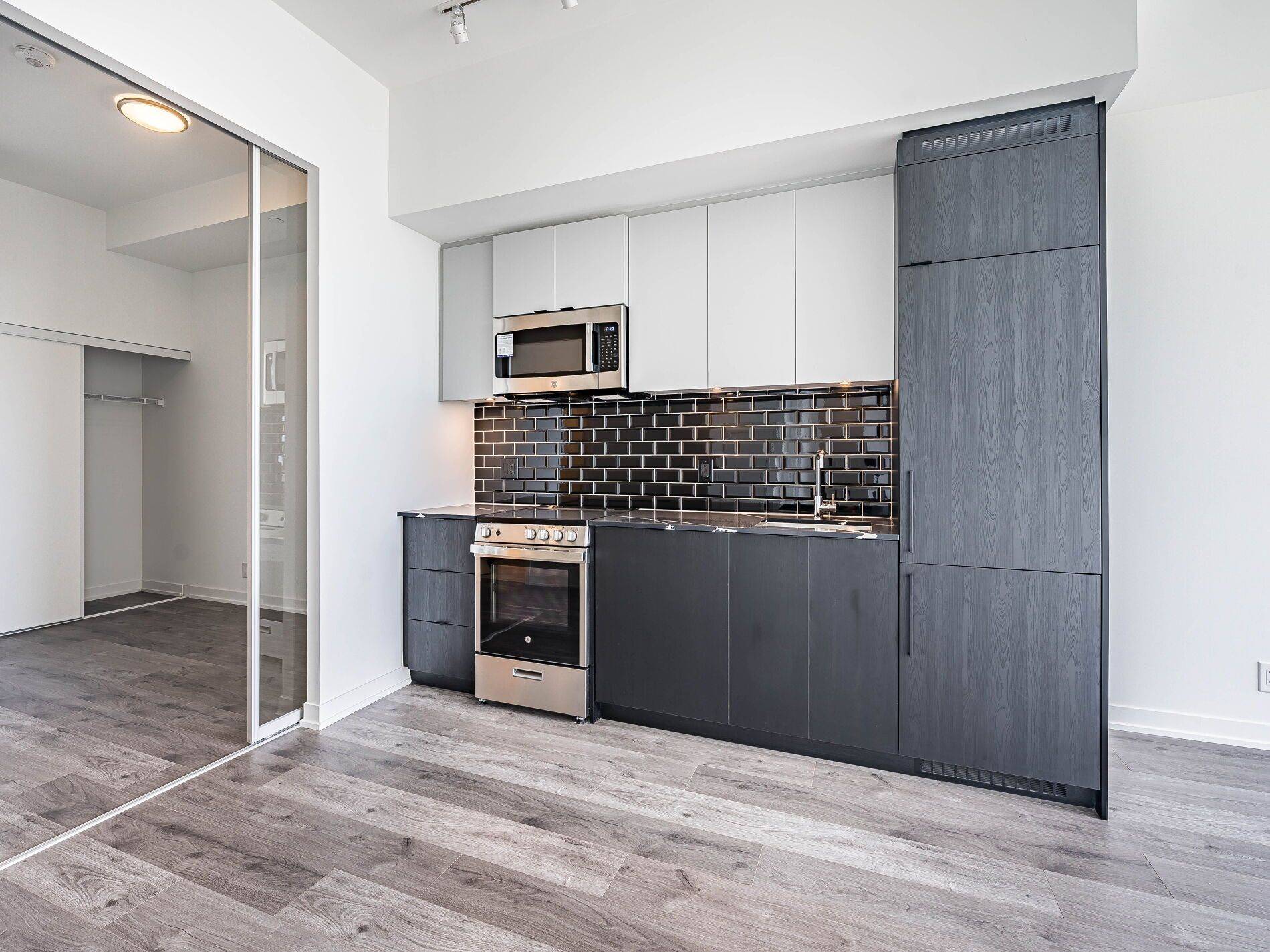Toronto W01, ON M6K 0J2,285 Dufferin ST #1115