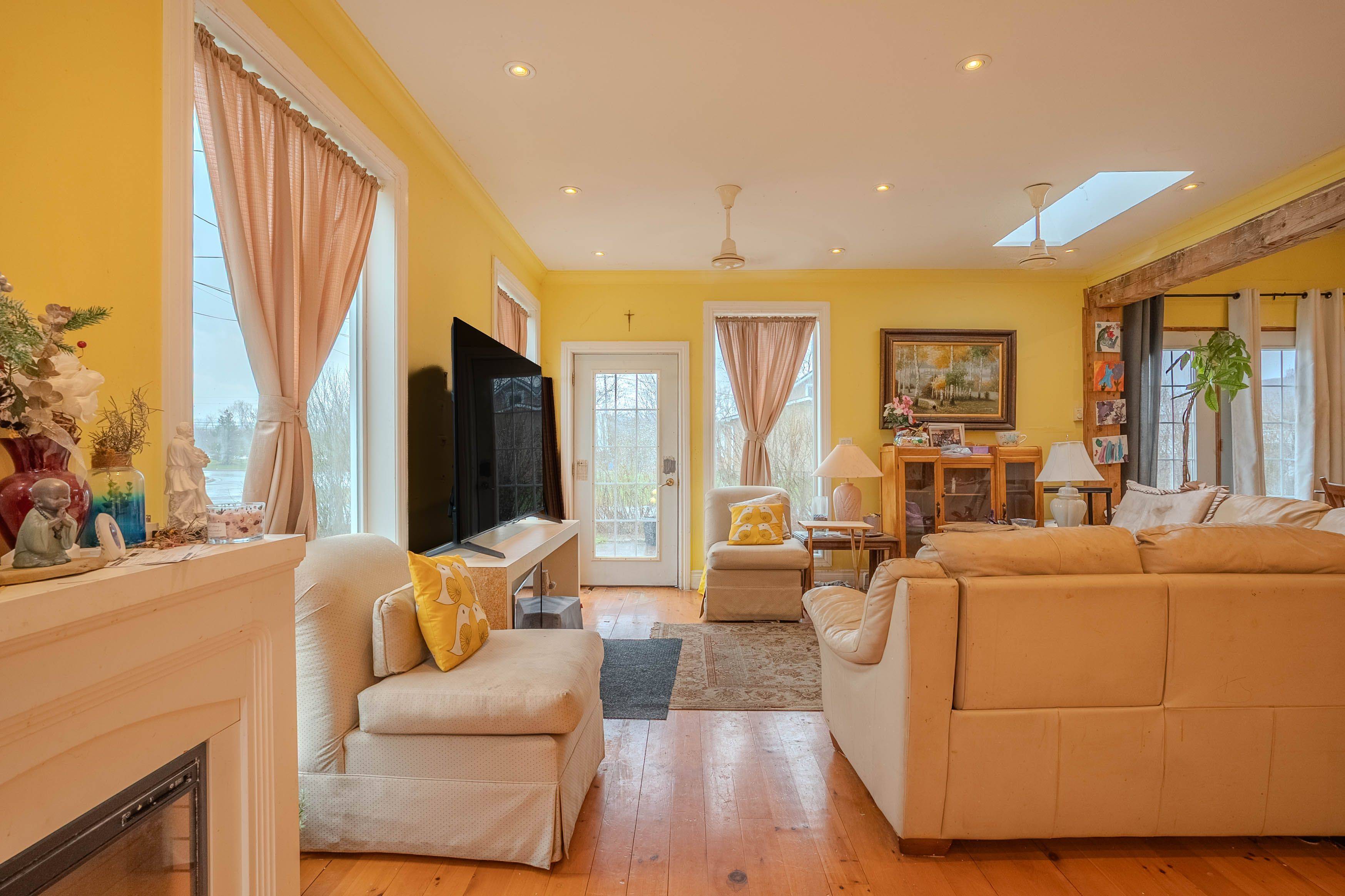 Fort Erie, ON L2A 5M4,1093 SUNSET DR