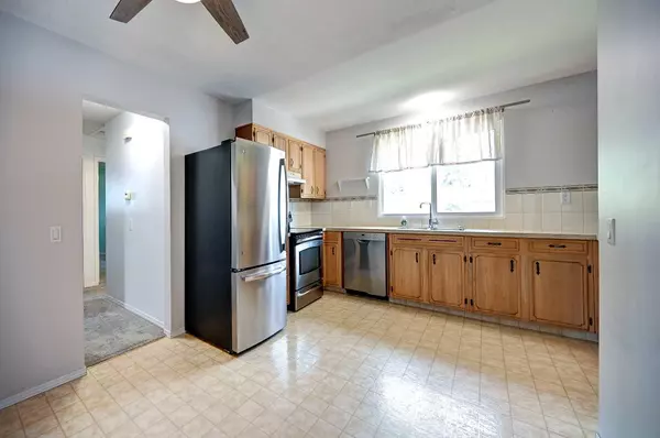 Calgary, AB T2W 1L7,1004 Cantabrian DR SW