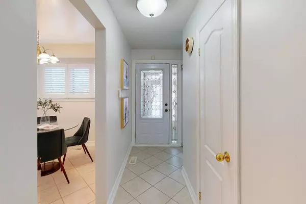 Toronto E11, ON M1B 1Y7,115 Littleleaf DR