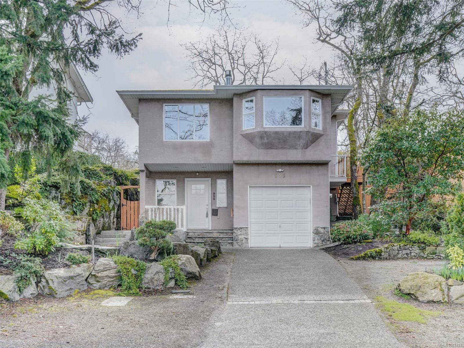 Saanich, BC V8X 3A4,955 Falmouth Rd