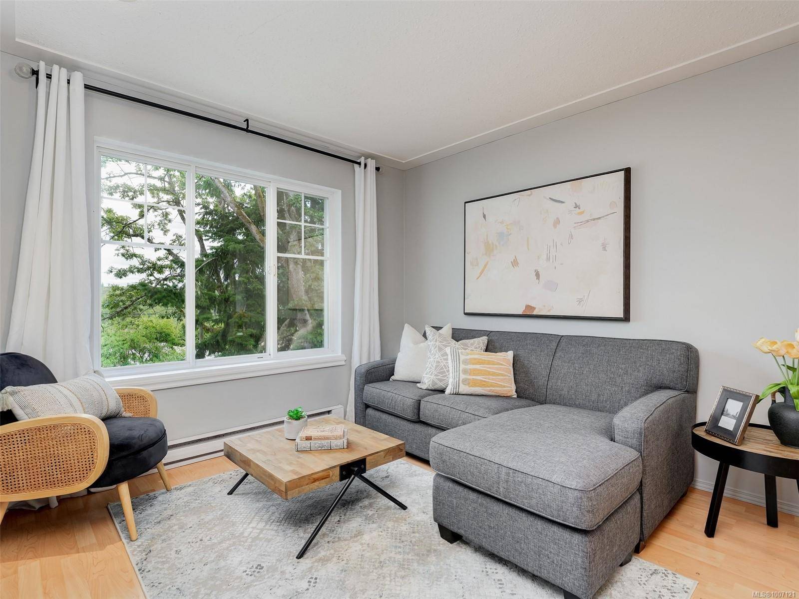 Saanich, BC V8X 3A4,955 Falmouth Rd