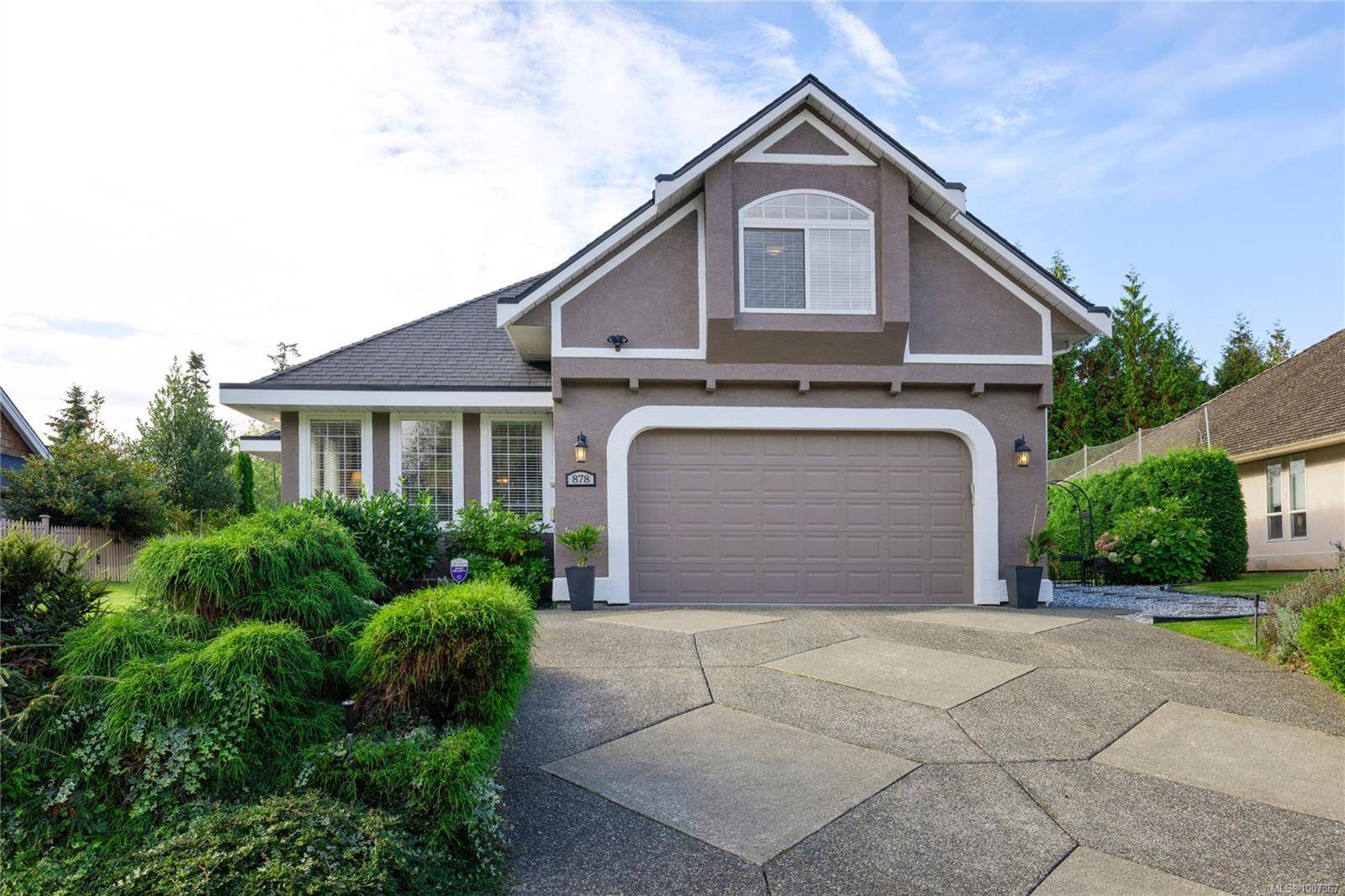 878 Fairways Dr, Qualicum Beach, BC V9K 2J1