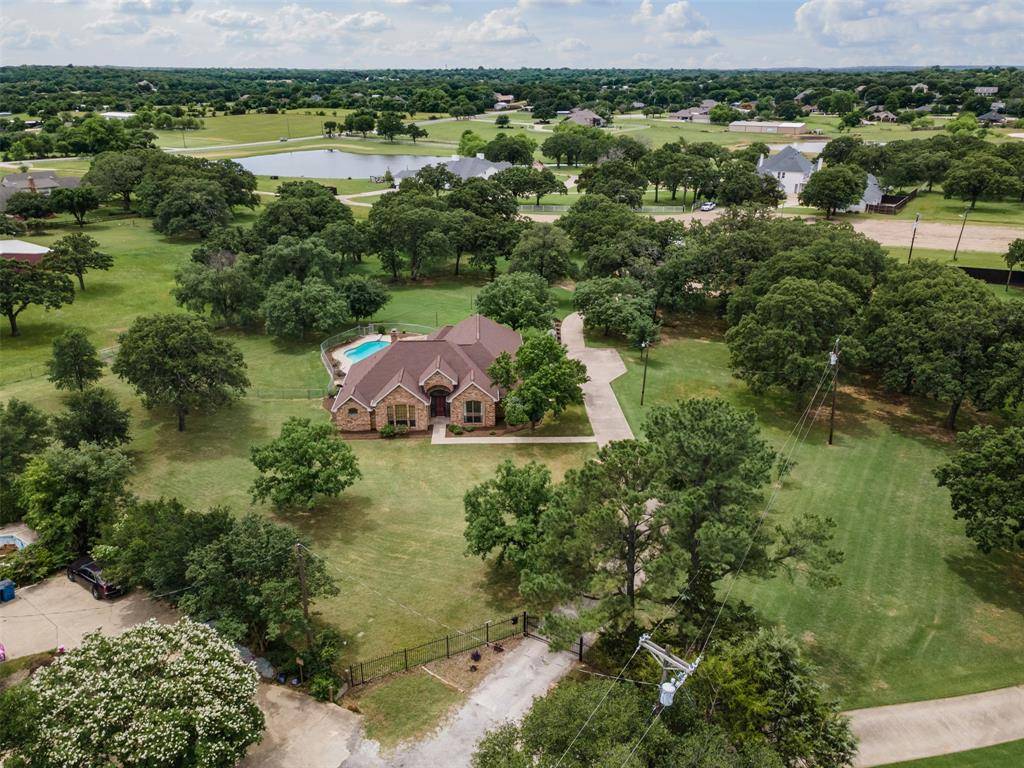 1015 Summit Drive, Burleson, TX 76028