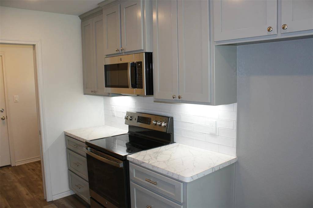 Lacy Lakeview, TX 76705,1021 Hooks Avenue
