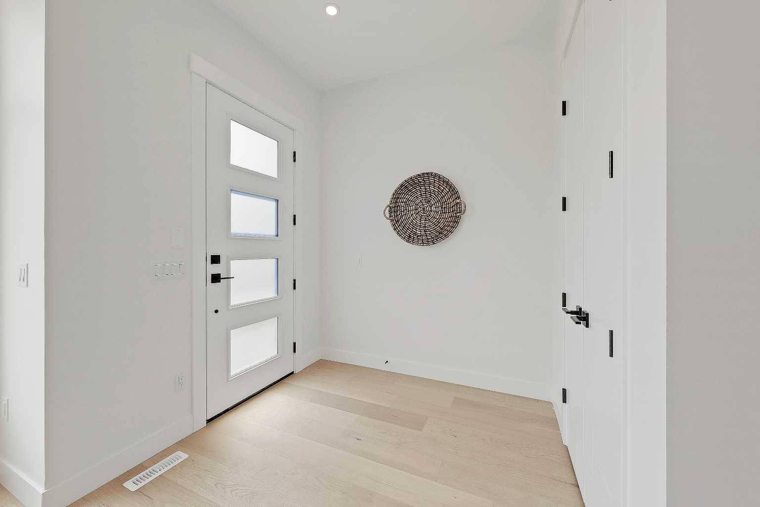 Calgary, AB T3B 1N1,6416 34 AVE NW