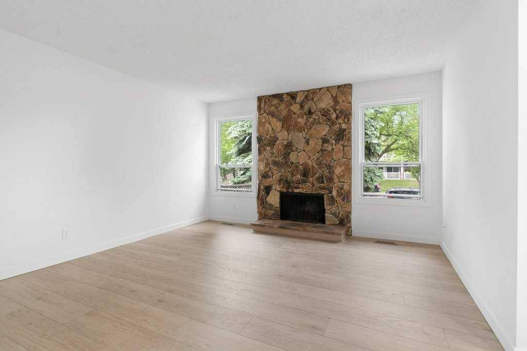 Calgary, AB T2J 6G9,132 Deerview DR SE