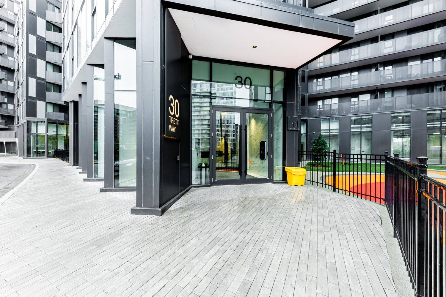 30 Tretti WAY #401, Toronto C06, ON M3H 0E3