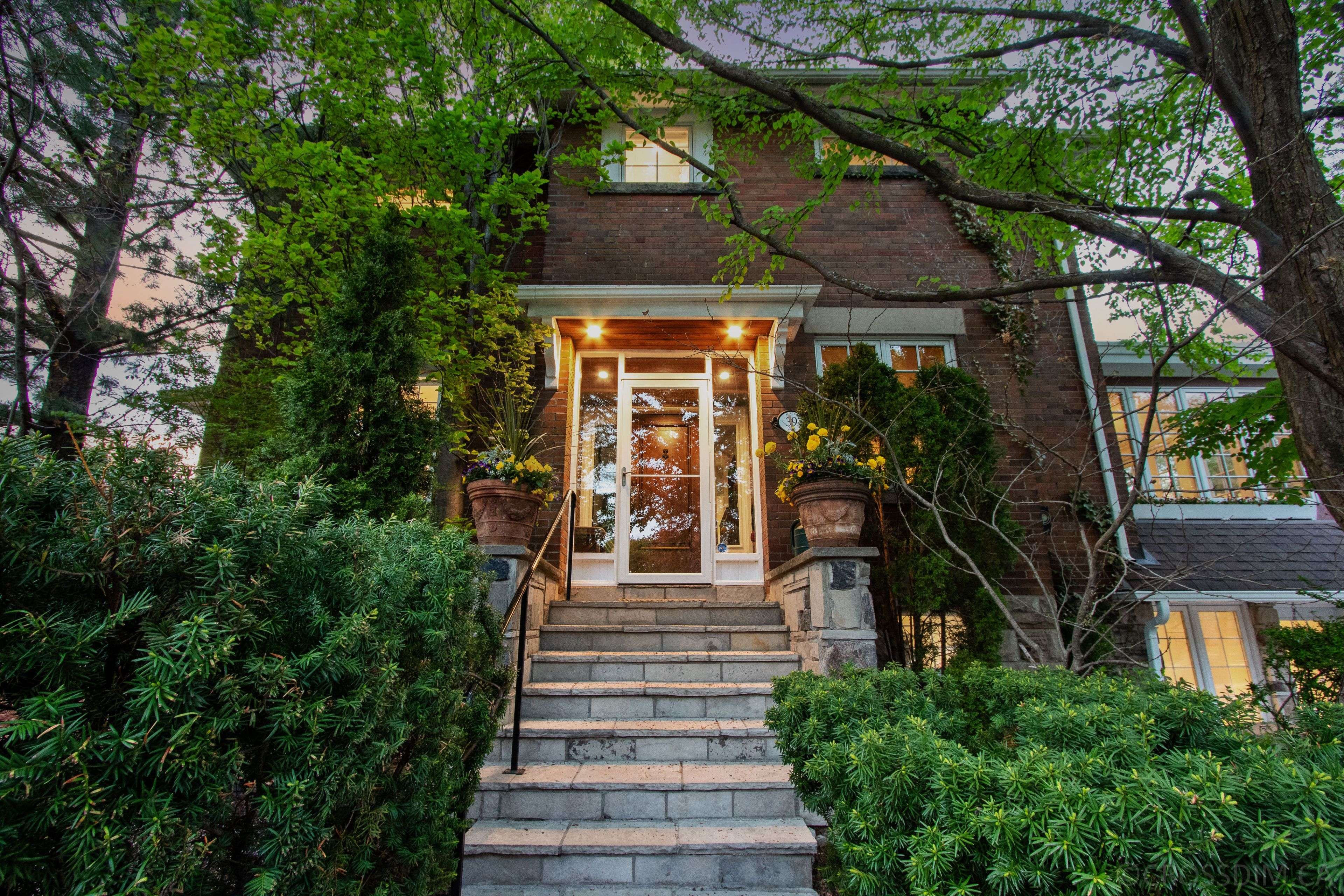 39 Acacia RD, Toronto C10, ON M4S 2K6