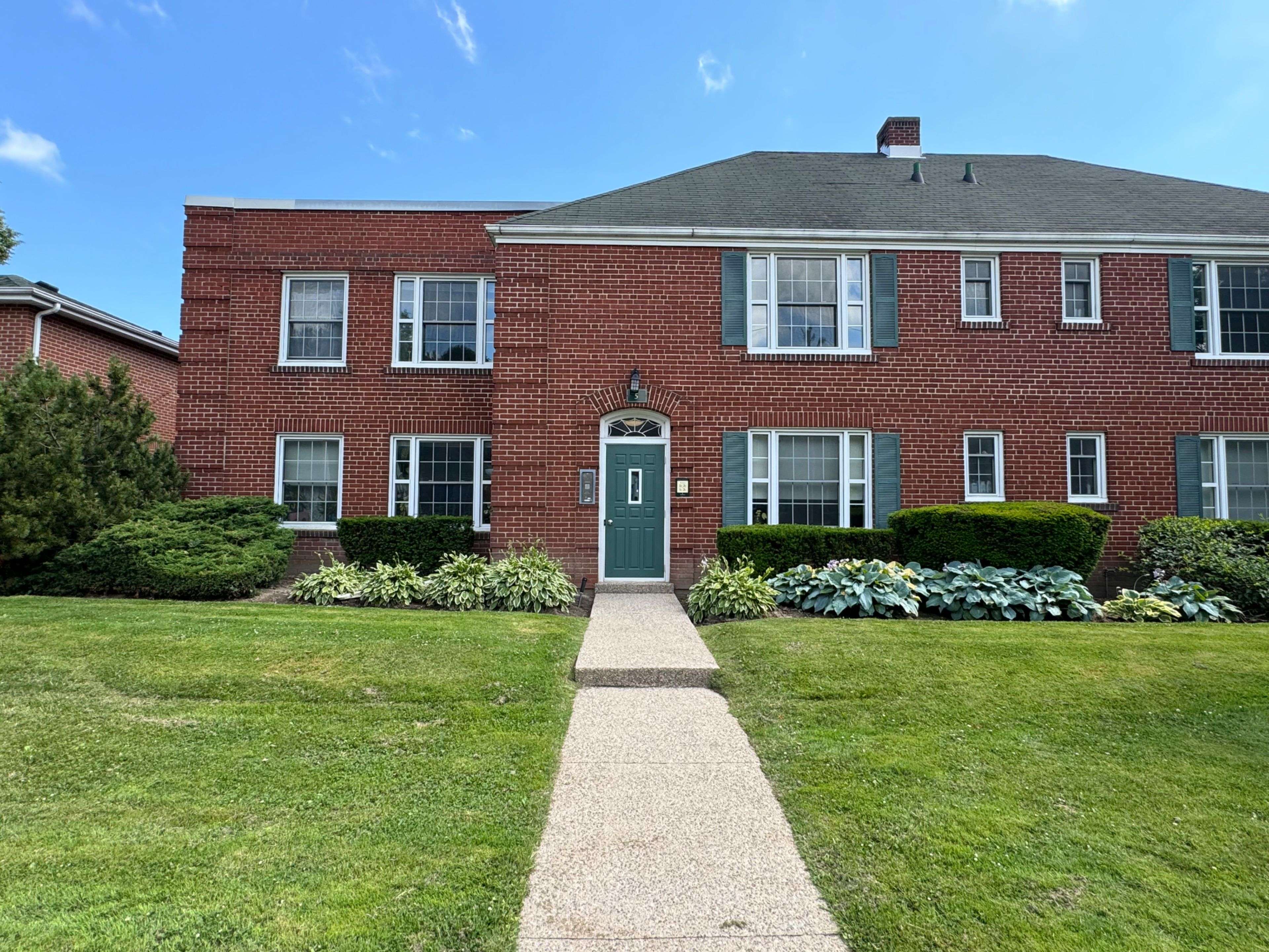 5 Airdrie RD #2U, Toronto C11, ON M4G 1L8