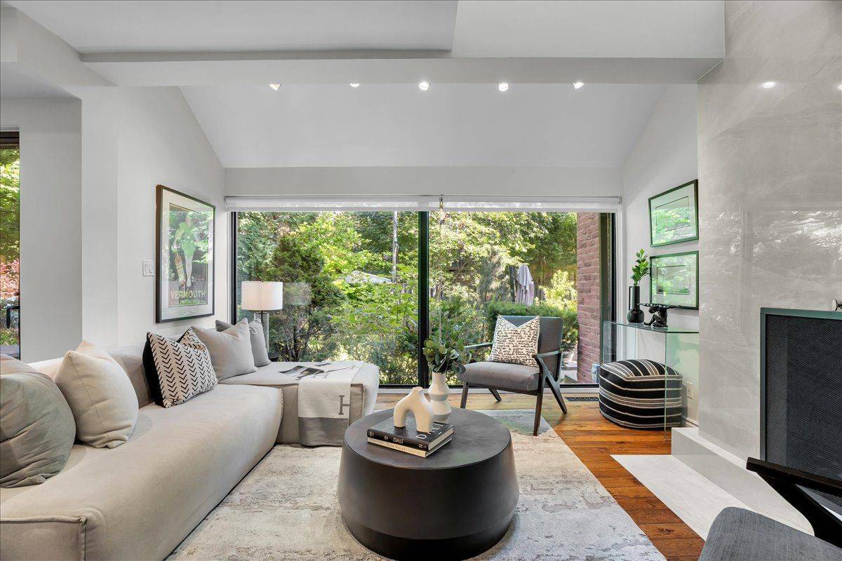 10 Walker AVE #128, Toronto C02, ON M4V 1G2