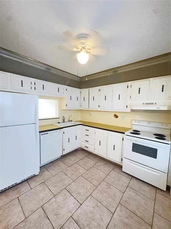 Lauderdale Lakes, FL 33319,4270 NW 40th St #206