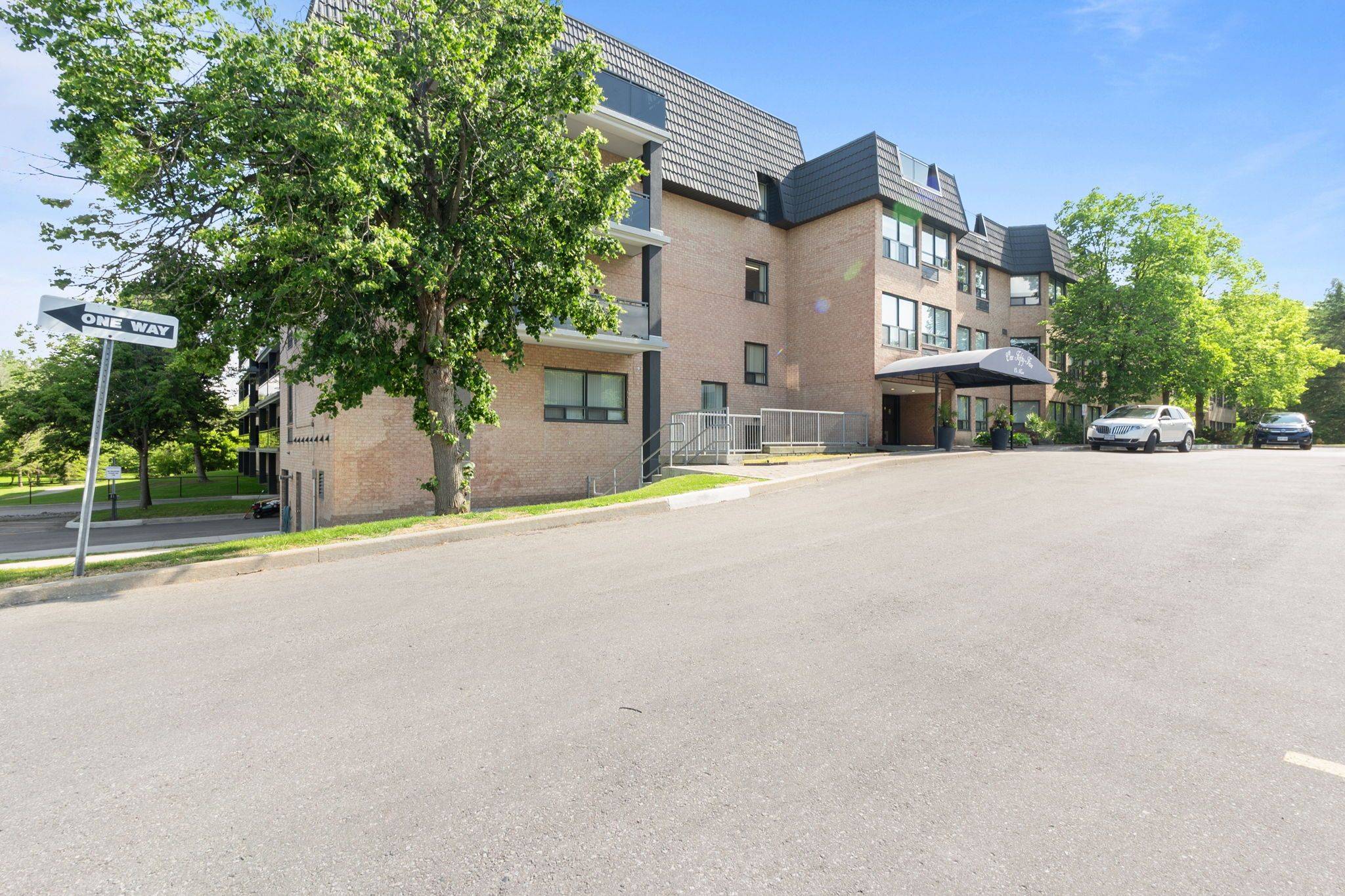 Newmarket, ON L3Y 8C2,155 Main ST N #306